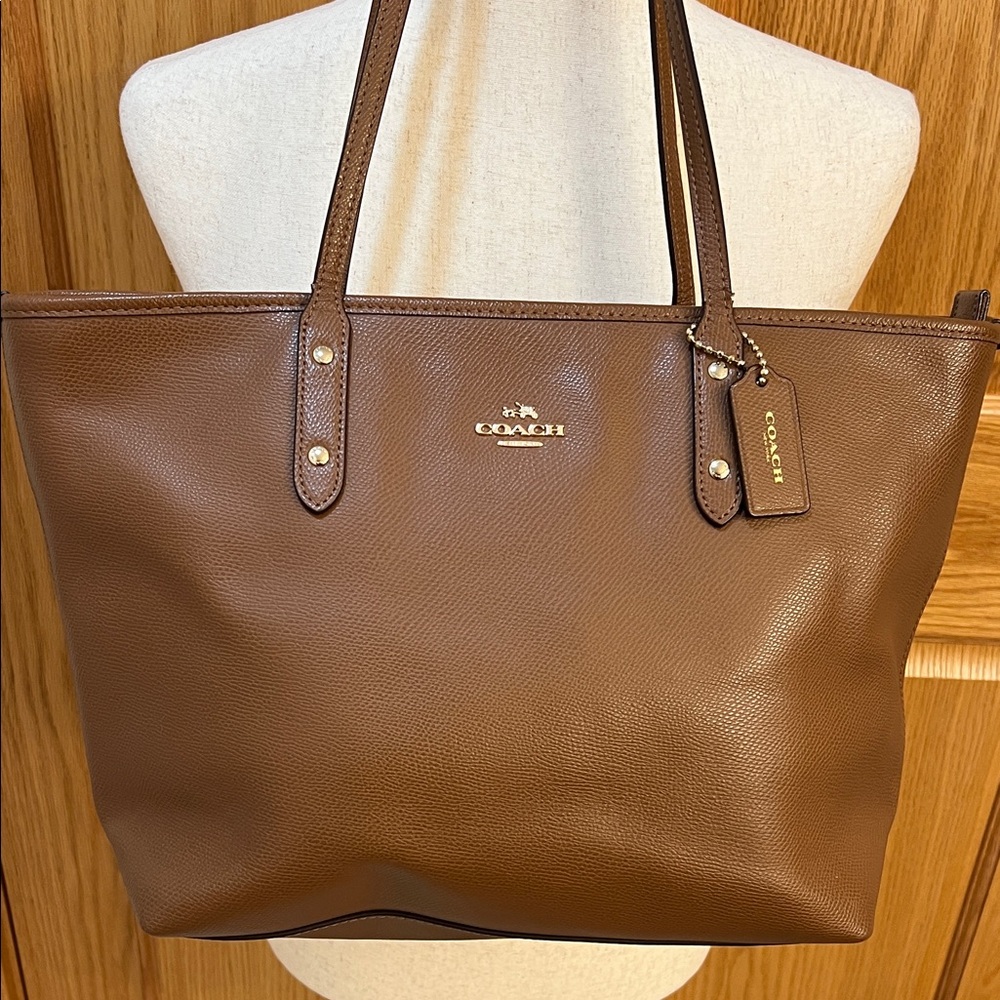 Like New Coach Brown Pebble Leather Shoulder Bag w/ Gold Accents and Zip Closure